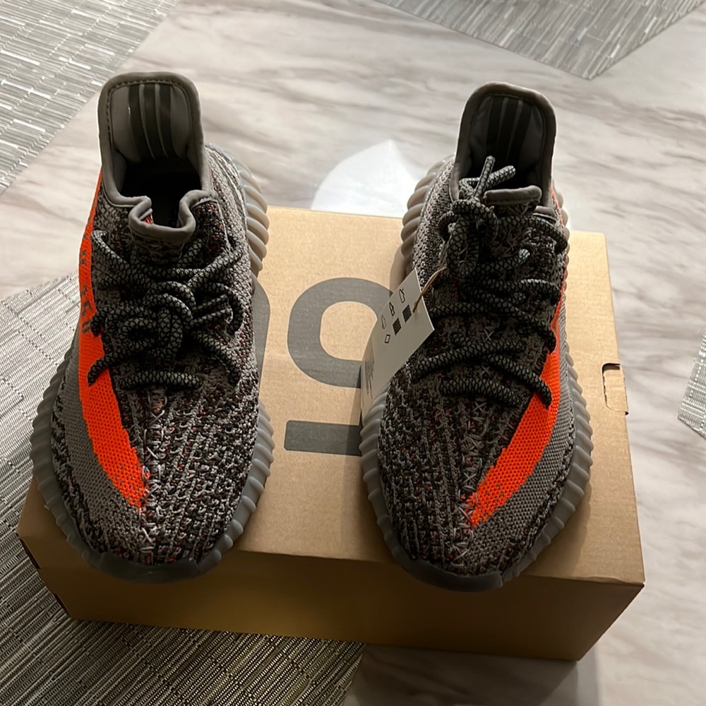 Brand new. Never used Yeezy Boost 350 V2 sz 5.5